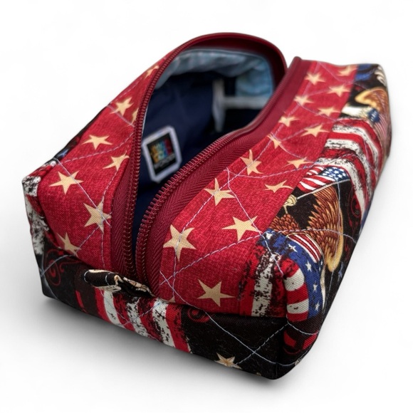 Red Star Patterned Zipper Pouch - Picture 4 of 10